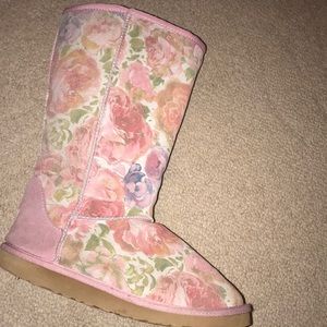 Floral uggs size 8!! Gently worn.